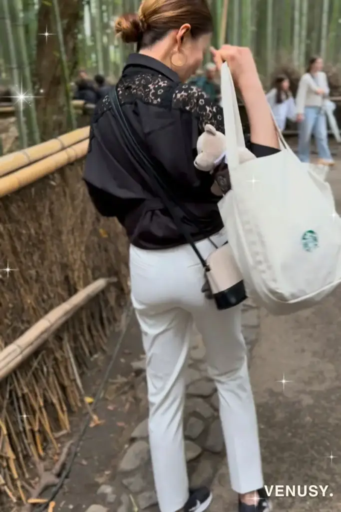スタバ福袋のトート2025を肩にかけて京都・嵐山竹林を歩く女性の後ろ姿
