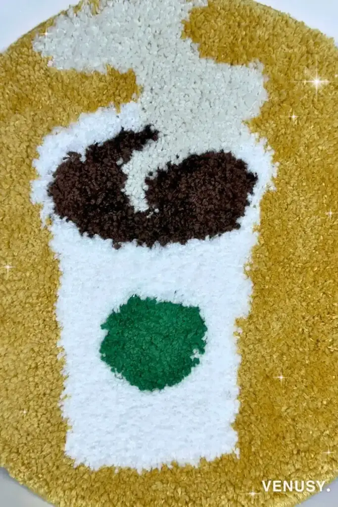 スターバックス福袋2025に入っていたチェアパッド。スタバカップをモチーフにした丸型デザインで、ブラウン・ホワイト・グリーンの立体的な柄が特徴。