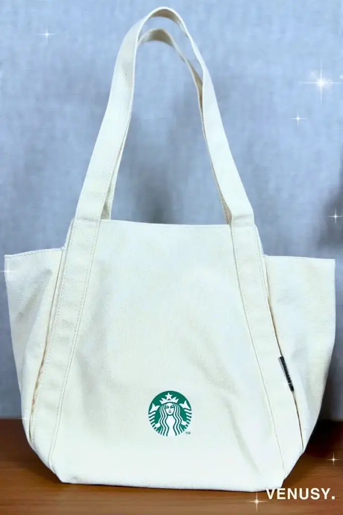 スタバ福袋2025に入っていたメインのトートバッグ。生成りのキャンバス地にスターバックスのロゴが中央にデザインされた、シンプルで使いやすいデザイン。
