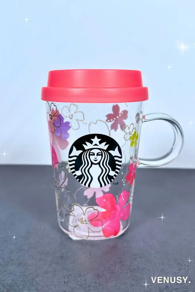 スタバ福袋2025に入っていたSAKURA2024シリーズの耐熱グラスマグ（355ml）。他の人とは違うデザインで、運よく手に入った特別感のあるアイテム。