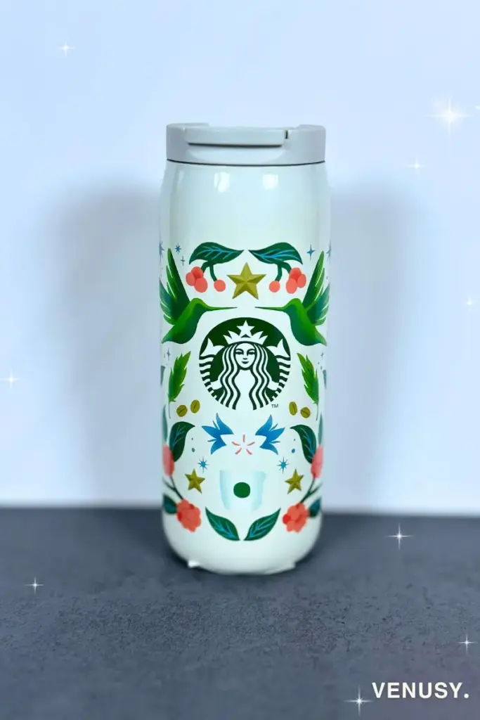 スターバックス福袋2025に入っていたステンレスボトルB（355ml）。緑のハミングバードや星、花などのイラストがカラフルに描かれた、限定デザインのボトル。